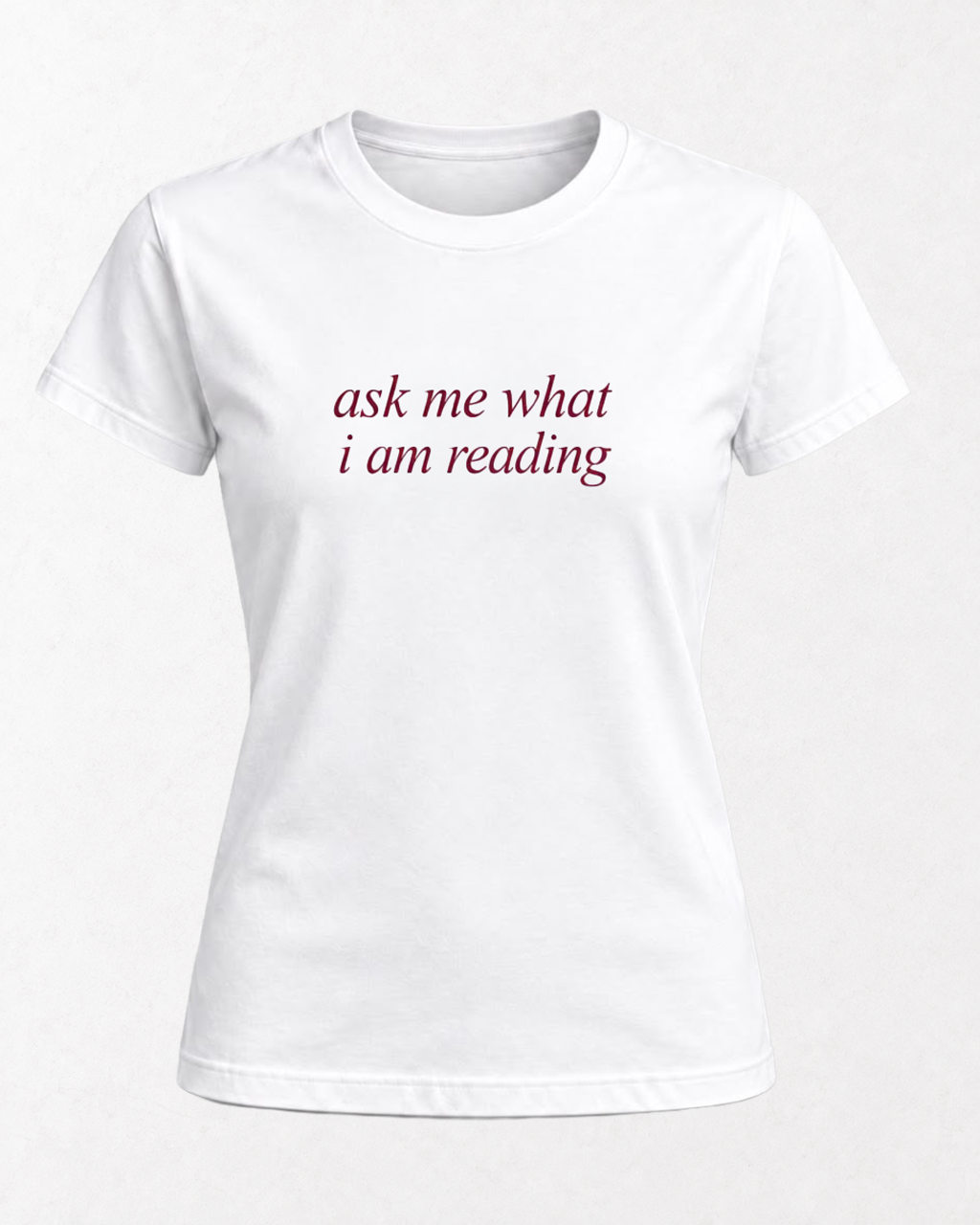 Playera blanca con la frase ask me what i am reading en color vino